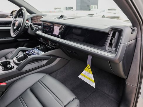 Certified 2026 Porsche Cayenne Coupe image 27