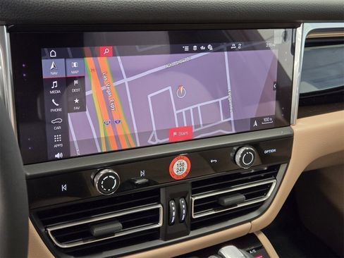 Used 2025 Porsche Macan image 18