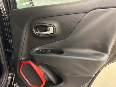 Used 2016 Jeep Renegade Trailhawk image 24