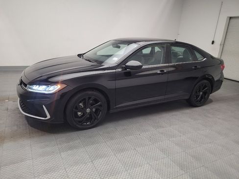 Used 2025 Volkswagen Jetta SE w/ Sunroof Package FWD image 2