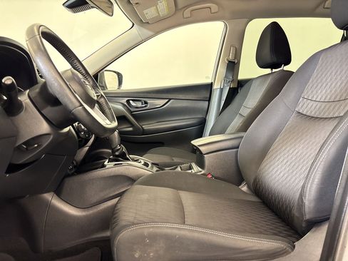 Used 2020 Nissan Rogue SV image 5