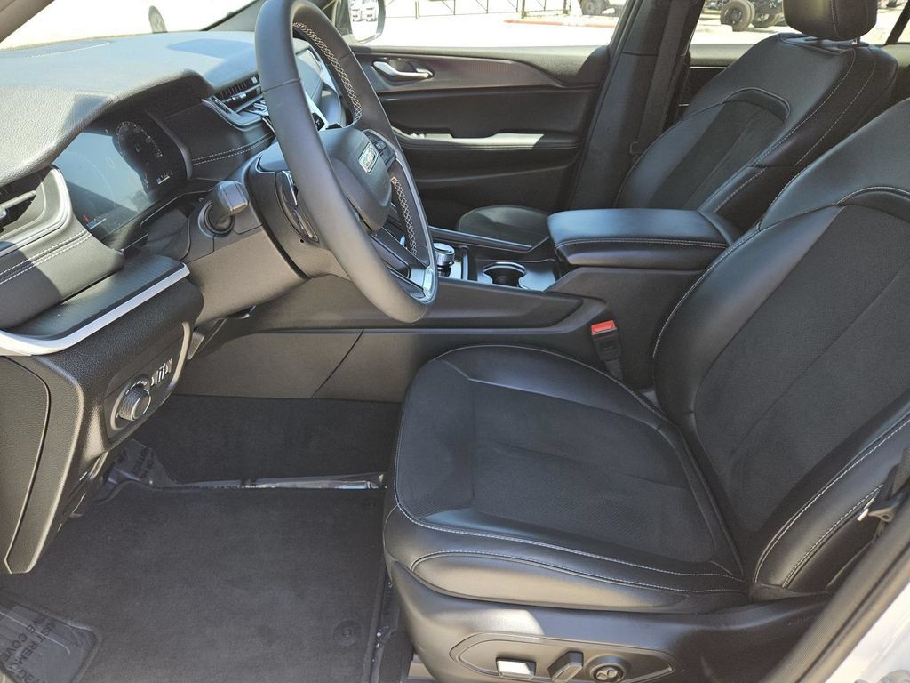 Used 2025 Jeep Grand Cherokee Altitude AWD/4WD image 12