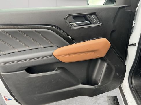 Used 2025 GMC Canyon AT4 w/ Technology Plus Package AWD/4WD image 9