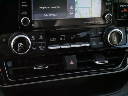 Used 2021 Toyota Highlander XLE image 23