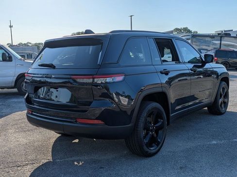 Used 2024 Jeep Grand Cherokee Limited w/ Black Appearance Package AWD/4WD image 5