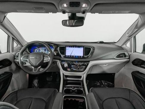 Used 2023 Chrysler Pacifica Limited FWD image 27