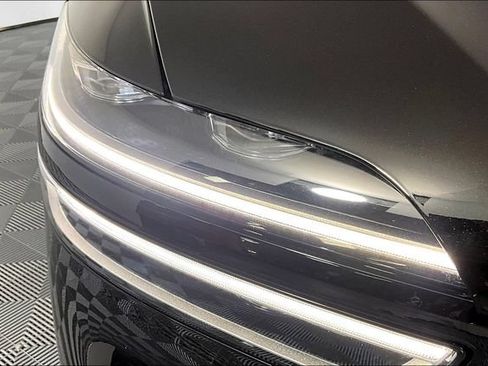 Certified 2025 Genesis GV70 2.5T AWD/4WD image 29