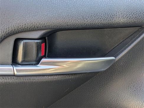 Used 2022 Toyota Camry SE image 13