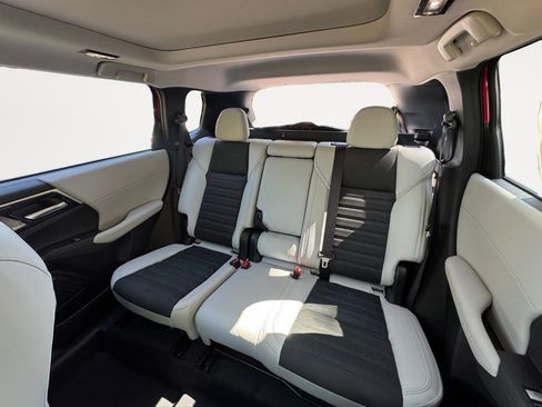 New 2025 Mitsubishi Outlander SE image 13