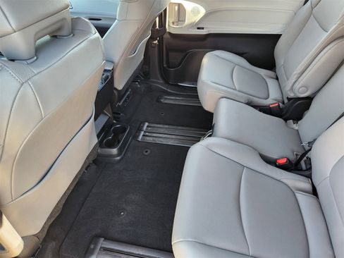 Used 2026 Toyota Sienna XLE image 38