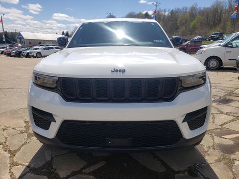Used 2024 Jeep Grand Cherokee Altitude AWD/4WD image 9