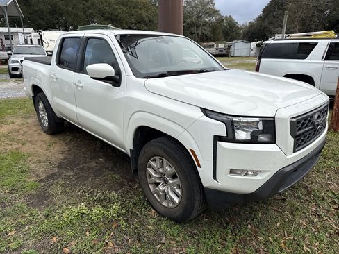 Used 2022 Nissan Frontier SV image 2