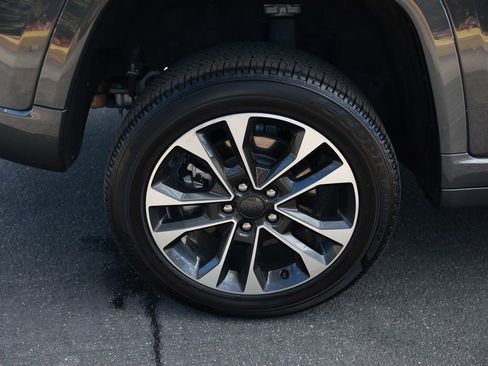 Used 2023 Jeep Grand Cherokee Overland w/ Luxury Tech Group IV AWD/4WD image 9