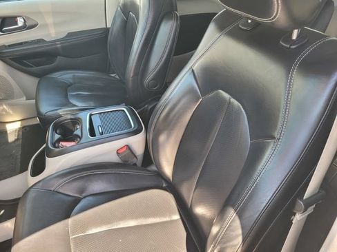 Used 2022 Chrysler Pacifica Touring-L FWD image 13