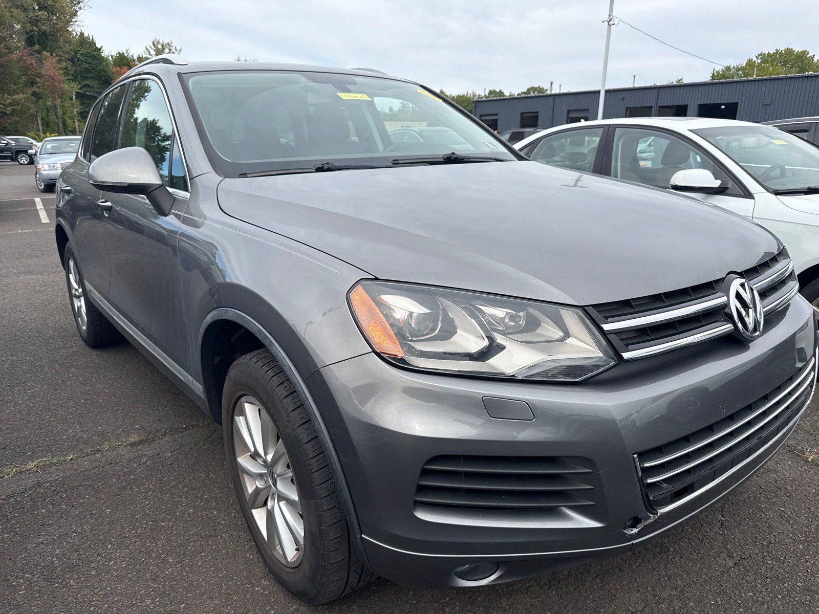 Used 2014 Volkswagen Touareg Sport AWD/4WD image 2