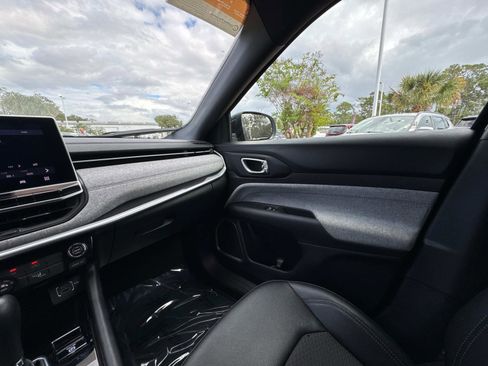 Certified 2024 Jeep Compass Latitude image 25