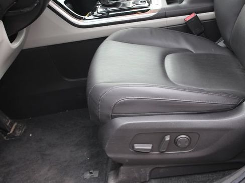 Used 2024 Kia Carnival EX FWD image 20