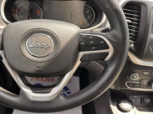 Used 2018 Jeep Cherokee Latitude w/ Mobile Office Group AWD/4WD image 22