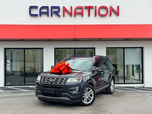 Used 2017 Ford Explorer Limited w/ Equipment Group 301A FWD image 2