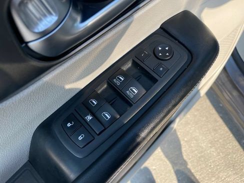 Used 2021 Chrysler Pacifica Touring-L FWD image 21