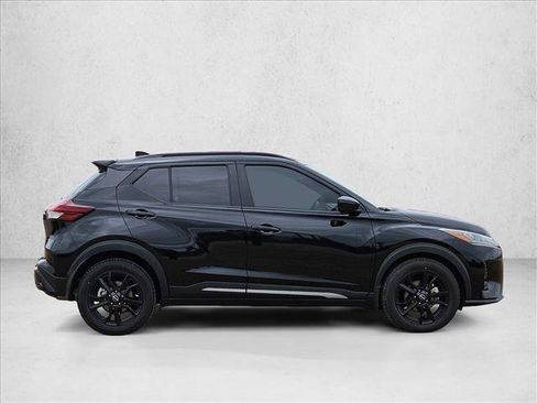 Used 2023 Nissan Kicks SR w/ SR Premium Package FWD image 4