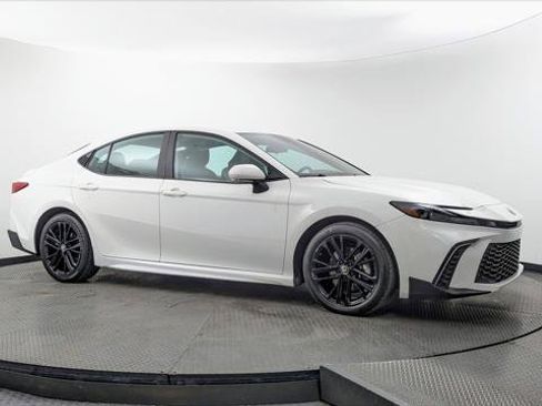 Used 2025 Toyota Camry SE FWD image 11
