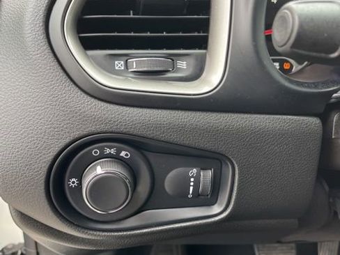 Used 2023 Jeep Renegade Latitude image 19