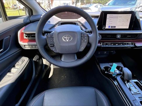 Used 2025 Toyota Prius Plug-In Hybrid image 5