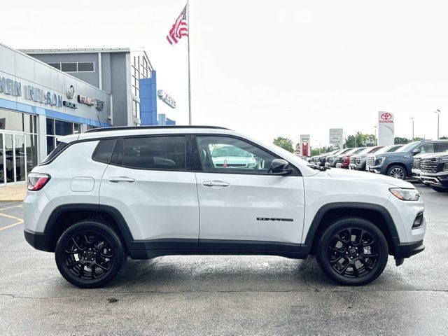 Used 2025 Jeep Compass Latitude w/ Convenience Group AWD/4WD image 14