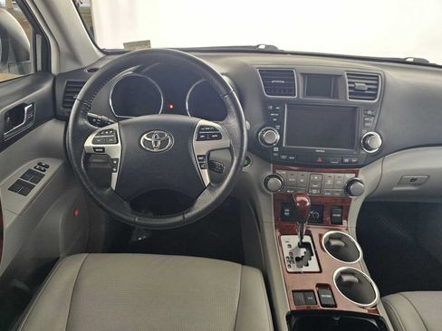 Used 2012 Toyota Highlander Limited w/ Tow Pkg FWD image 19