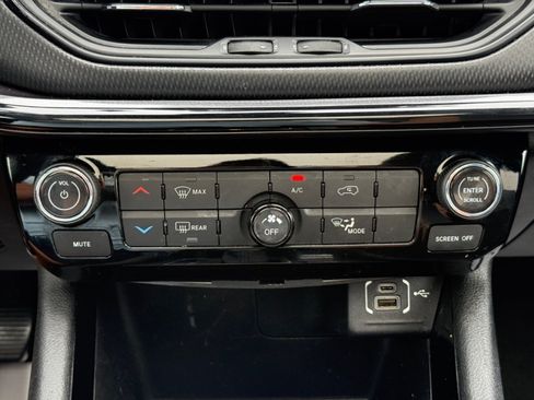 Used 2022 Jeep Compass Latitude w/ Sun and Sound Group AWD/4WD image 17