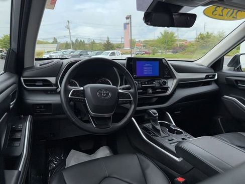 Used 2023 Toyota Highlander XLE AWD/4WD image 6