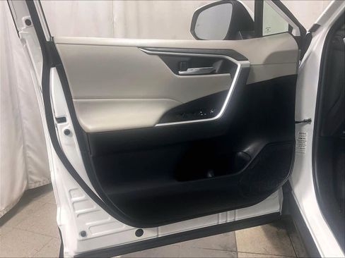 Used 2021 Toyota RAV4 XLE w/ Convenience Package image 9