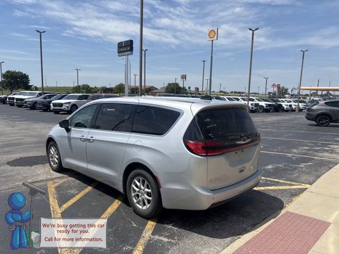 Used 2024 Chrysler Pacifica Touring-L FWD image 3