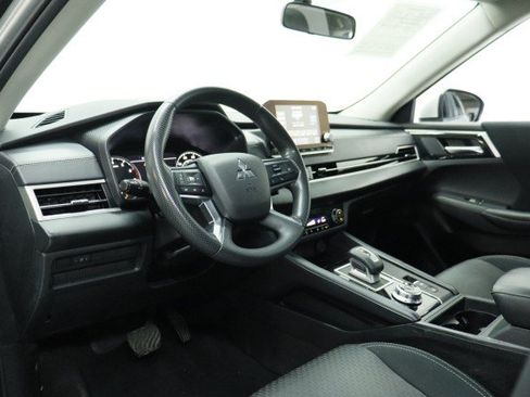 Used 2023 Mitsubishi Outlander ES FWD image 6