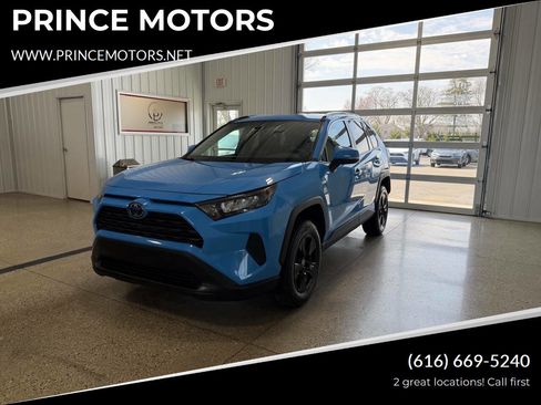Used 2021 Toyota RAV4 LE image 1