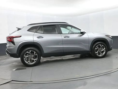 Used 2025 Chevrolet Trax LT FWD image 4
