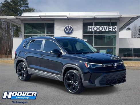 Used 2025 Volkswagen Taos SE image 1