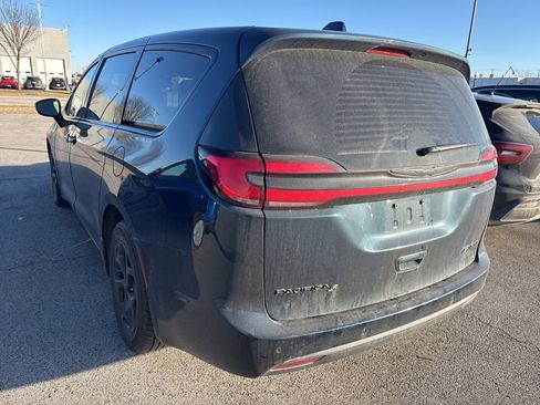 Used 2022 Chrysler Pacifica Limited w/ Uconnect Theater Family Group image 9