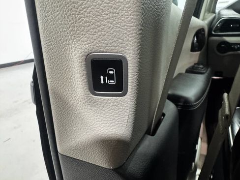 Used 2024 Chrysler Pacifica Limited FWD image 40