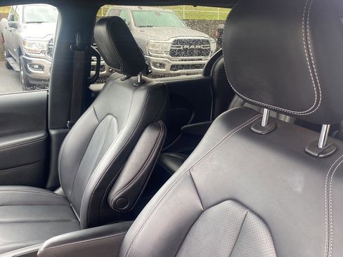Certified 2025 Chrysler Pacifica Select image 9