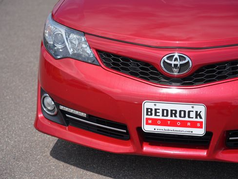 Used 2014 Toyota Camry SE FWD image 9