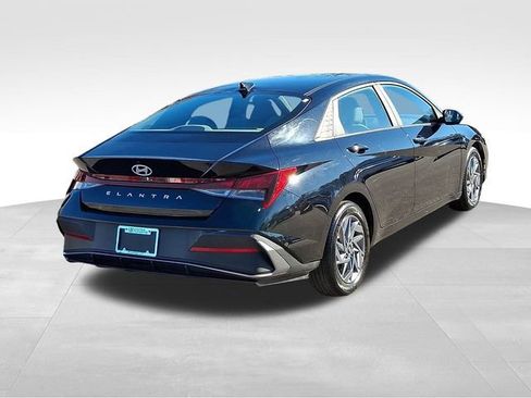 Used 2024 Hyundai Elantra SEL image 7