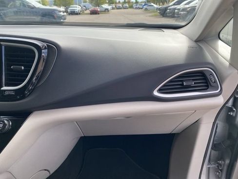 Used 2024 Chrysler Pacifica Touring-L FWD image 33