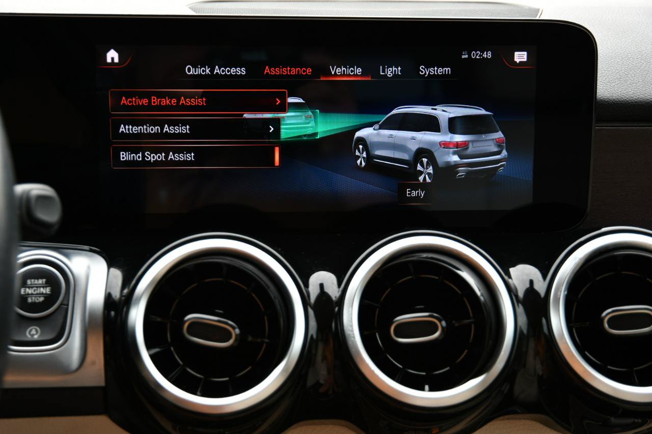 Used 2022 Mercedes-Benz GLB 250 w/ Premium Package image 21