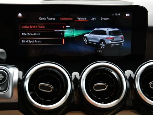 Used 2022 Mercedes-Benz GLB 250 w/ Premium Package image 21