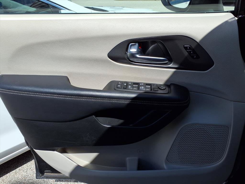 Used 2023 Chrysler Pacifica Touring-L FWD image 15