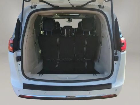 Used 2023 Chrysler Pacifica Limited FWD image 25