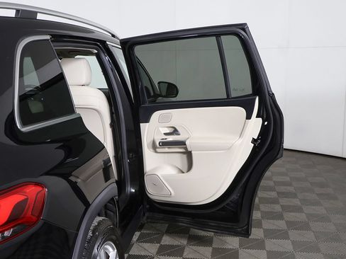 Used 2021 Mercedes-Benz GLB 250 4MATIC w/ Premium Package image 23