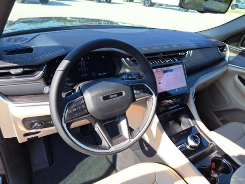 New 2025 Jeep Grand Cherokee Limited w/ Luxury Tech Group II image 17